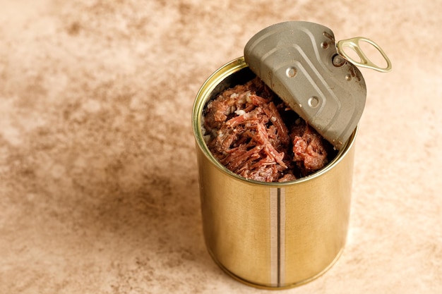 Foto estofado de ternera en tarro metálico carne enlatada tarro abierto con estofado de ternera tushenka ruso