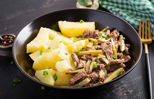 Estofado de ternera, trozos de ternera guisados con pepino encurtido al estilo ruso. Stroganoff de ternera y patatas hervidas.