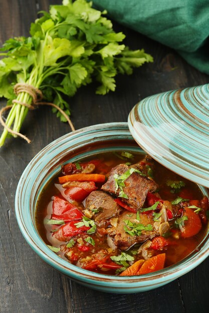 Estofado de ternera con verduras closeup. Sopa de gulash tradicional húngara con estofado y pimentón