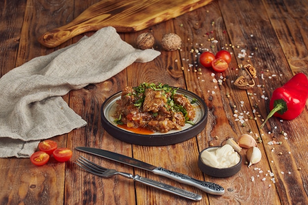 Estofado de ternera con verduras, cocina georgiana en una mesa de madera