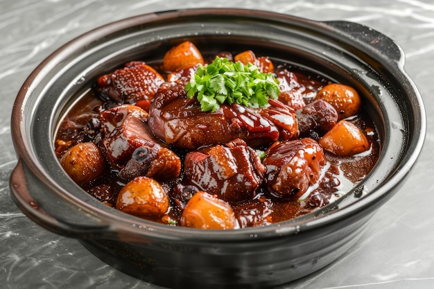 Estofado tradicional de carne asada con zanahorias y hierbas en una olla de metal rústica sobre un fondo texturizado