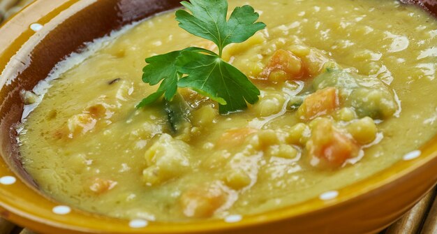 Estofado turco de guisantes en una olla instantánea, cerrar