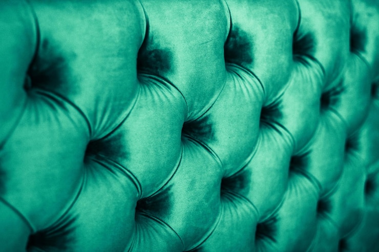 Foto estofamento de sofá acolchoado de veludo de luxo esmeralda com botões, textura e fundo de decoração verde elegante