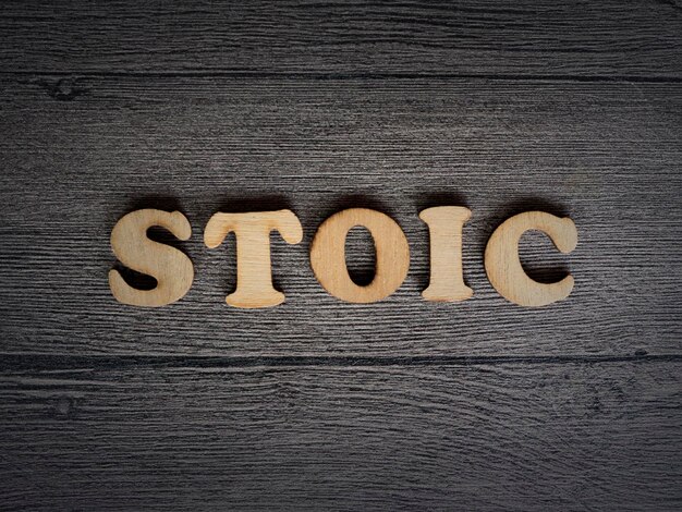 Estoicismo palabra concepto de estilo de vida estoico escrito en letras de madera