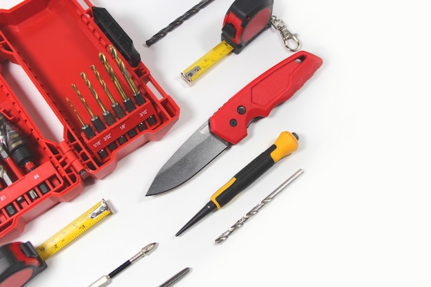 Estojo de broca de faca, conjunto de lápis e ferramentas de construção de roleta de construção de medição em fundo branco