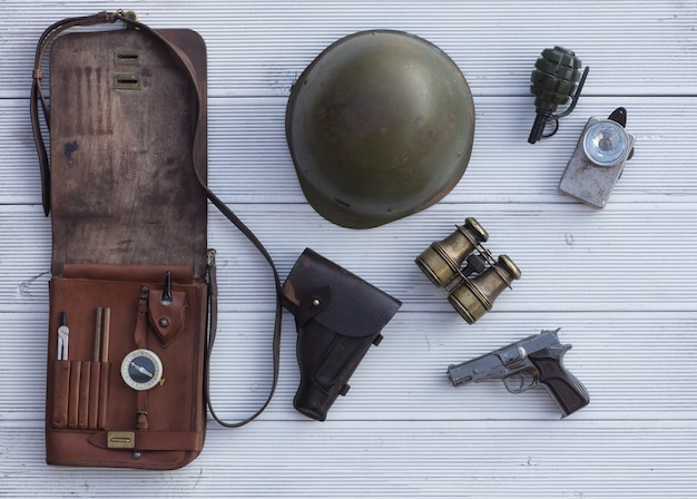 Foto estojo de couro com equipamentos e armas militares vintage