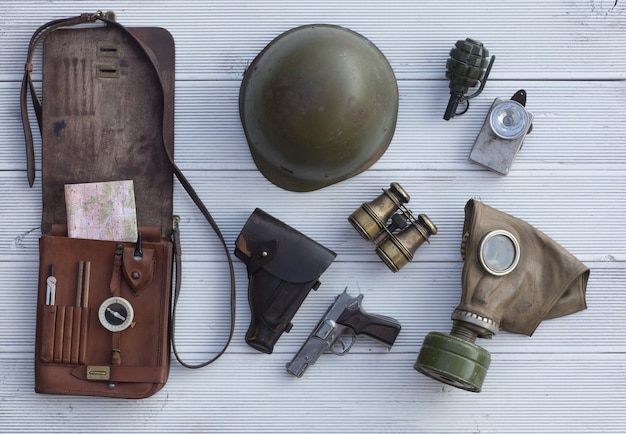 Estojo de couro com equipamentos e armas militares vintage