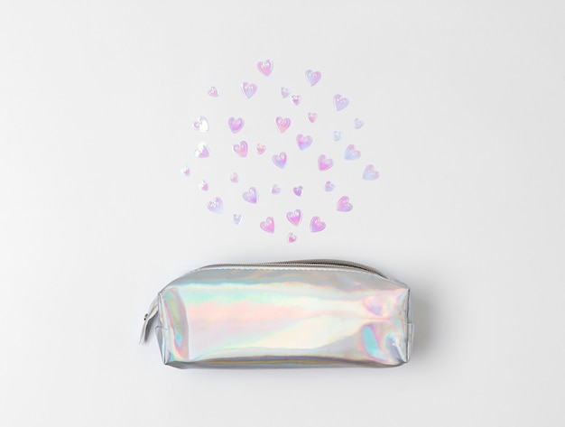 Foto estojo holográfico com confetes de coração