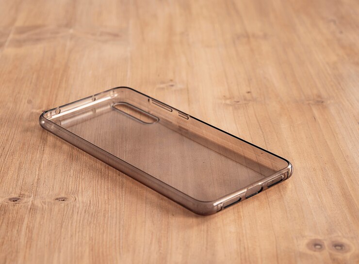 Foto estojo móvel transparente macio em uma mesa de madeira
