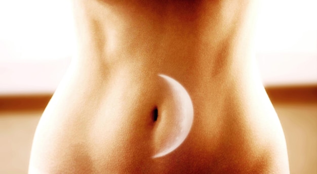 Estômago de mulher com exposição múltipla da lua Conceito de menstruação