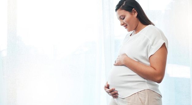 Estômago de mulher grávida e espaço de maquete da mãe animado para seu futuro bebê Gravidez bem-estar e maternidade saudável de feliz senhora abdômen e corpo para nascimento de fertilidade e ginecologia médica