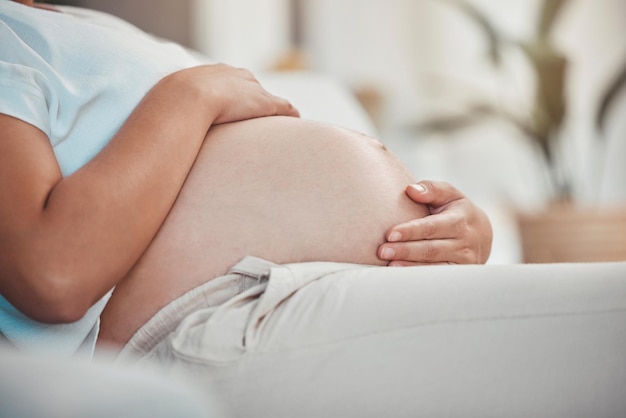 Estómago embarazado y mujer con manos embarazo y salud prenatal licencia de maternidad y hogar familiar Mujer embarazada esperanza de un bebé recién nacido saludable con mamá y bienestar maternidad y relajación