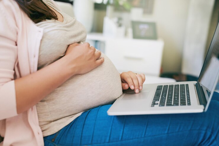 Foto estômago grávida e mulher com laptop no sofá para licença de maternidade trabalhando em casa e trabalho remoto mãos grávidas e pessoa no computador para parentalidade pesquisa de site e negócios on-line