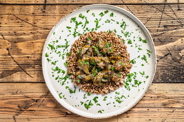 Estómagos de pollo guisados con verduras y trigo sarraceno.