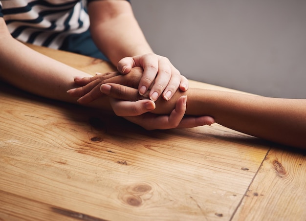 Estou aqui para apoiá-lo Foto de duas pessoas de mãos dadas com conforto