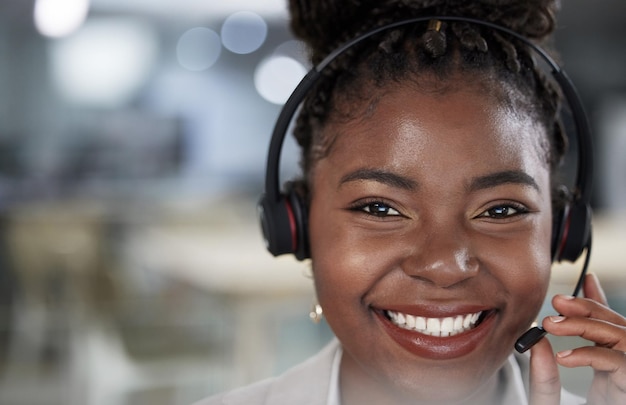 Estou aqui para prestar atenção Foto de uma jovem agente de call center trabalhando em um escritório