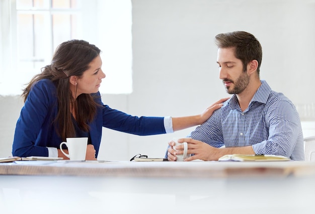 Estou aqui para você Foto recortada de uma jovem empresária consolando seu colega durante o almoço