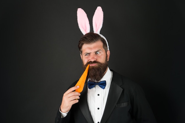 Estou com fome coelho. Homem bonito usar acessório de fantasia de coelho. Celebração do feriado de Páscoa. Dia de Páscoa. Anfitrião do evento. Celebre a Páscoa. Homem barbudo com orelhas compridas. Empresário elegante com orelhas compridas.