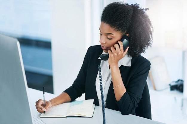 Estou ligando para confirmar nossa reunião para amanhã Foto de uma jovem empresária falando ao telefone em um escritório