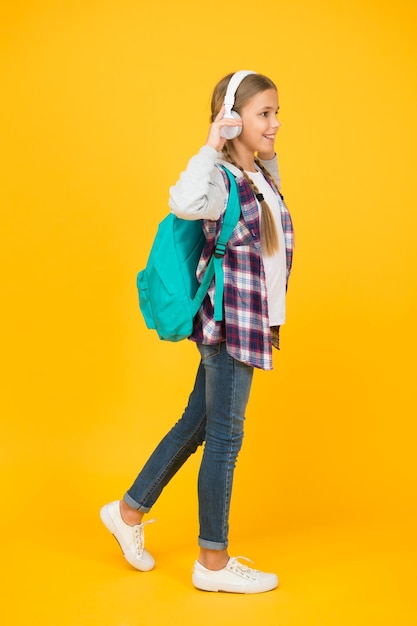 Estou pronto hipster menina cuidados mochila colegial estilo casual segurar mochila outono criança moda criança ouvir música fone de ouvido educação infantil e desenvolvimento feliz dia das crianças áudio livro