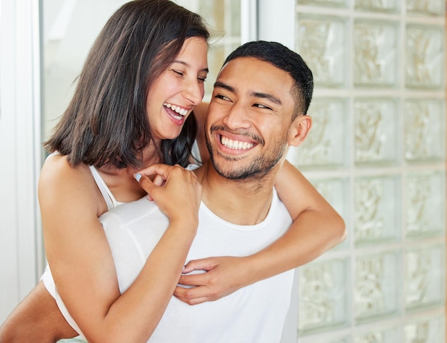 Estou pronto para começar este dia com você ao lado de mu Foto de um jovem casal feliz passando tempo de qualidade juntos em casa