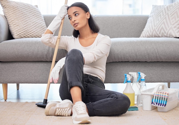 Estou tão cansado Foto de uma jovem limpando em casa