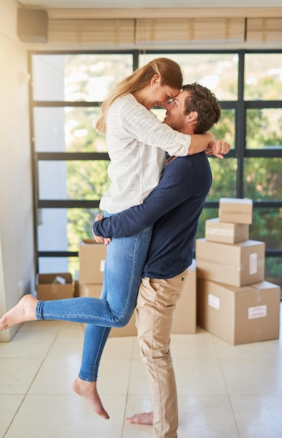 Estou tão feliz por estarmos fazendo isso juntos Foto de um jovem casal feliz comemorando sua mudança para uma nova casa