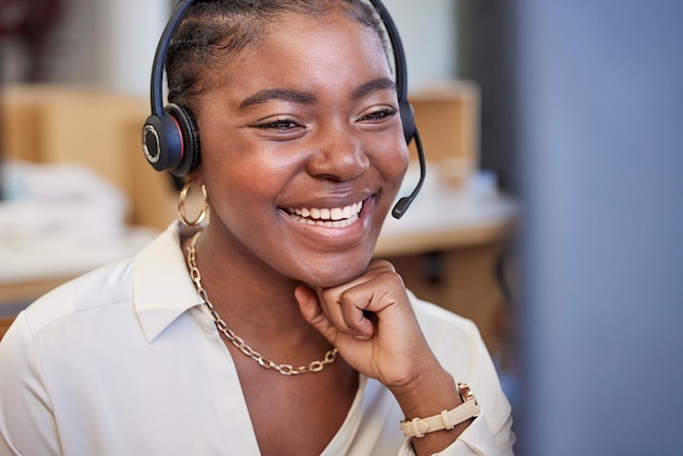 Estou tão feliz por poder ajudá-lo Foto de uma bela jovem trabalhando em um call center