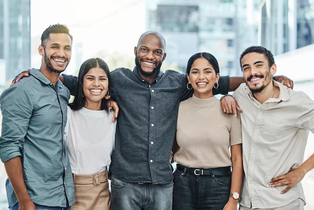 Estou tão feliz por trabalhar com essas pessoas Foto de uma equipe de colegas juntos em seu escritório