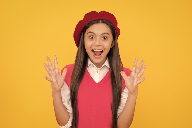 Estou tão feliz que a criança espantada tem cabelo comprido pele beleza interpolação e moda casual jovem