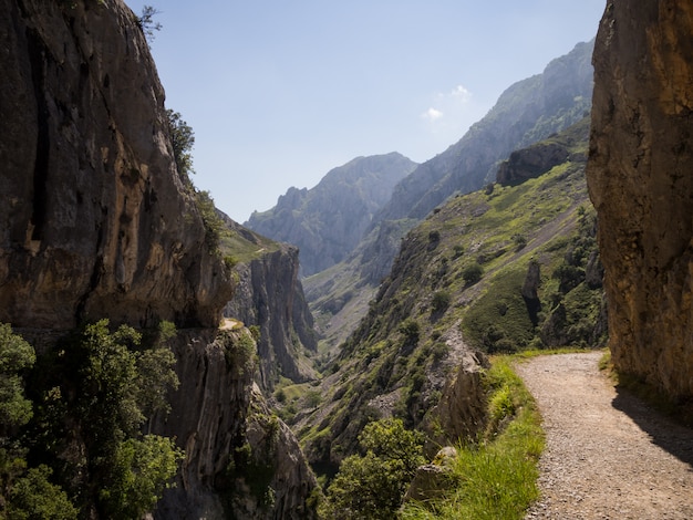 Estrada à beira do precipício em grandes montanhas