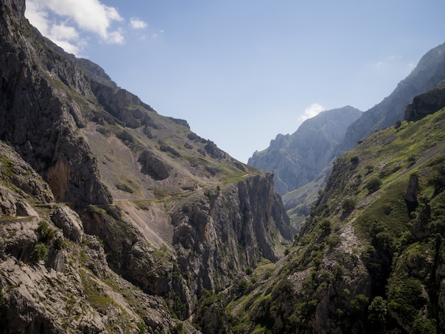 Estrada à beira do precipício em grandes montanhas