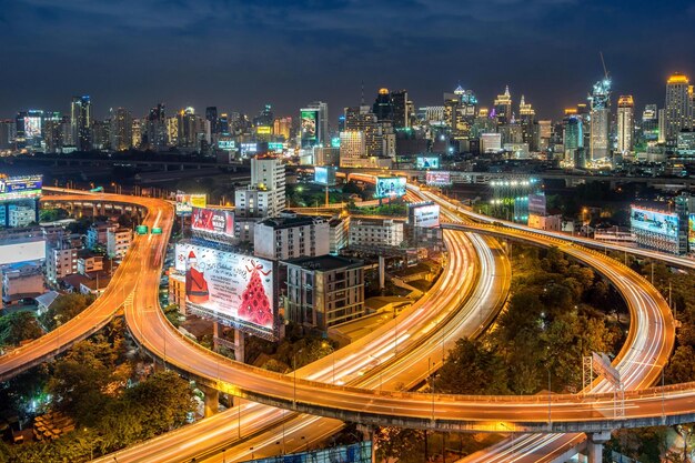 Estrada à noite na cidade de Bangkok, Tailândia