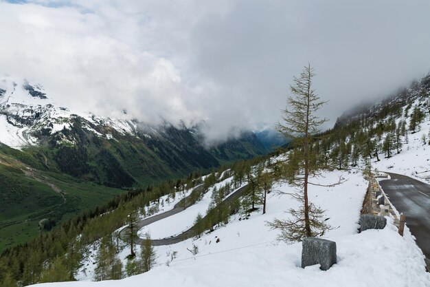 Estrada alpina de inverno nos Alpes austríacos