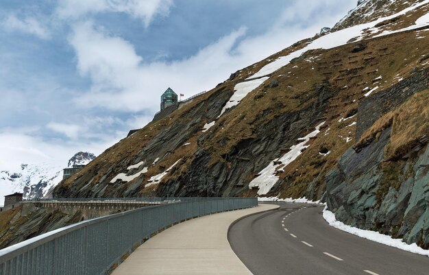 Estrada alpina de inverno nos alpes austríacos