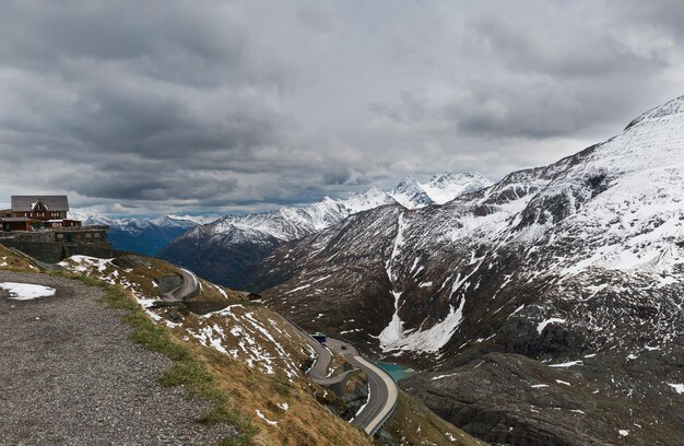 Estrada alpina de inverno nos Alpes austríacos