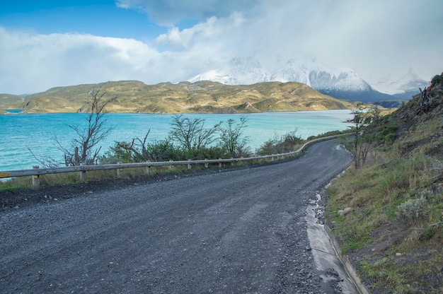 Estrada ao lado do lago no Parque Nacional Torres del Paine, Chile