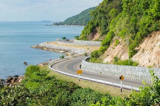 estrada ao lado do mar