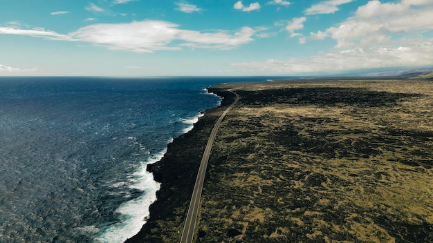 Estrada ao longo do oceano Vista aérea do drone Havaí EUA dezembro de 2021 Foto de alta qualidade