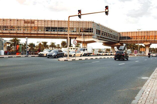 Estrada asfaltada com horizonte moderno da cidade de dubai