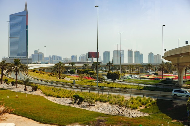 Foto estrada asfaltada com horizonte moderno da cidade de dubai