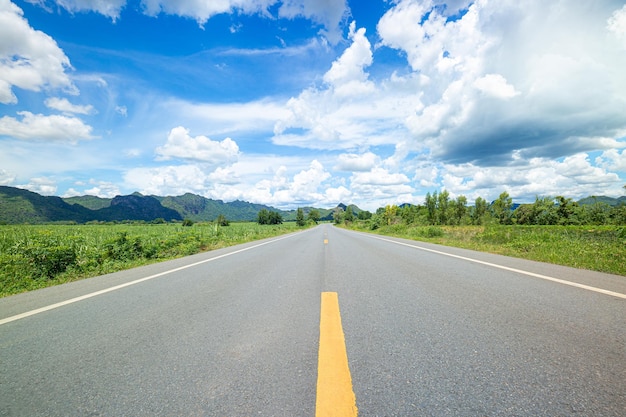 Estrada asfaltada e paisagem rural O caminho a seguirA asfalto