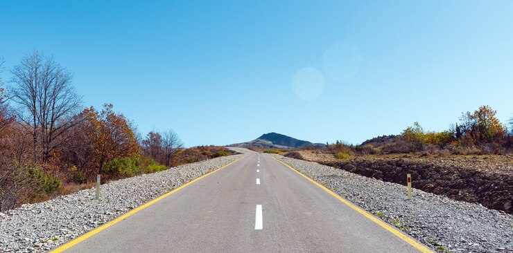 Estrada asfaltada em área montanhosa