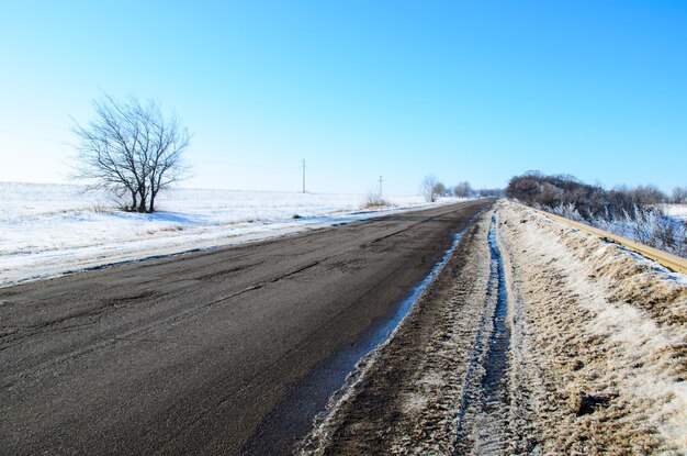 Estrada asfaltada em um coutryside no inverno