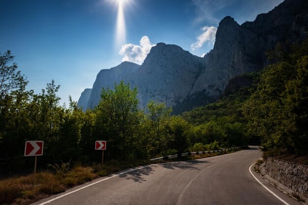 Estrada asfaltada nas montanhas lindo sol nas férias de verão
