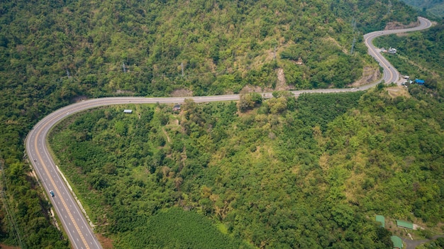 Estrada asfaltada no monte na província de Phetchabun, Tailândia. Vista aérea de voar drone.