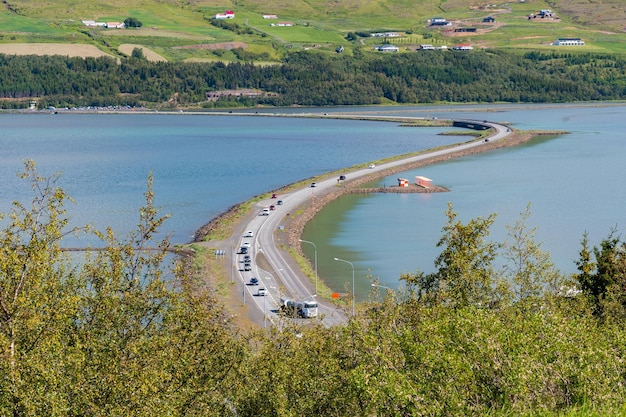 Estrada através do fiorde Eyjafjordur em Akureyri na Islândia