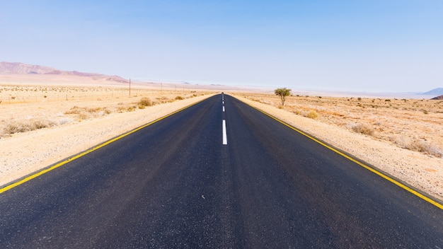 Estrada Aus Luderitz, cruzando a paisagem do deserto, Namíbia, África.