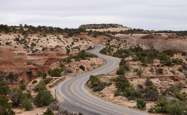 Estrada cênica cercada por montanhas de rocha vermelha no deserto