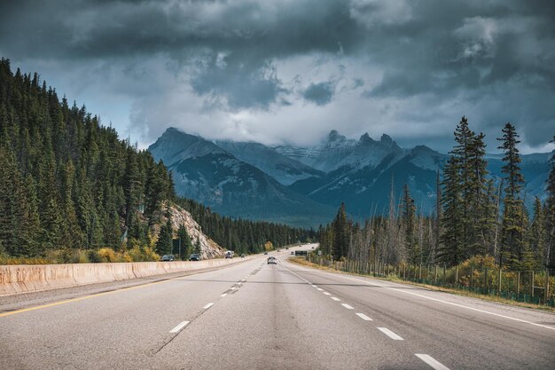 Estrada cênica na estrada e céu temperamental nas Montanhas Rochosas canadenses no Parque Nacional de Banff